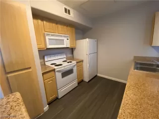 Photo #3: 2478119 Listing