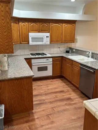 Photo #4: 2478207 Listing 