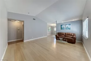 Photo #5: 2478710 Listing