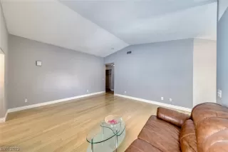 Photo #6: 2478710 Listing