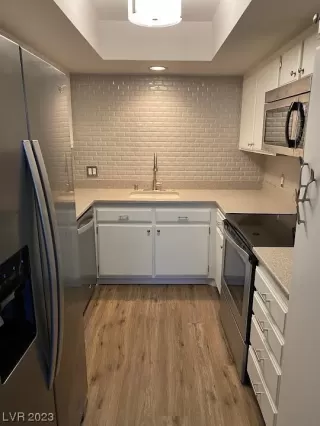 Photo #5: 2479123 Listing