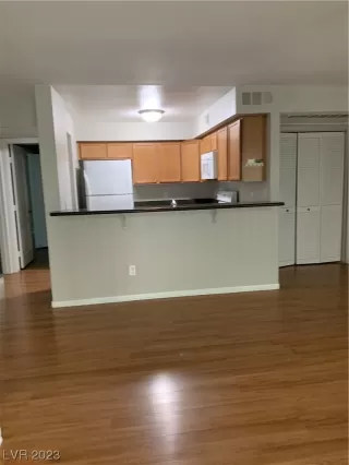 Photo #4: 2479204 Listing