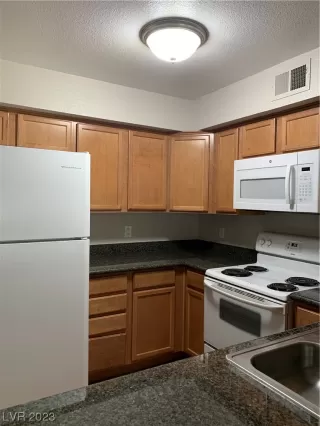 Photo #5: 2479204 Listing