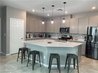 Photo #6: 2479603 Listing