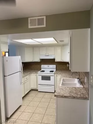 Photo #5: 2479699 Listing