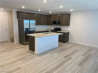 Photo #2: 2479835 Listing