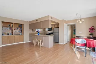 Photo #5: 2480049 Listing