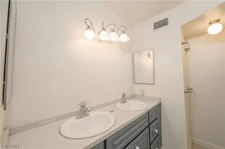 Photo #4: 2480128 Listing