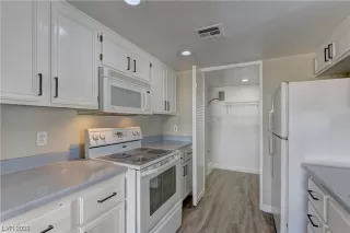 Photo #3: 2480405 Listing