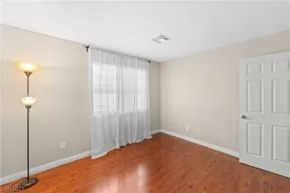 Photo #5: 2480477 Listing 