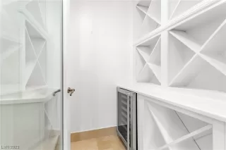 Photo #2: 2480631 Listing