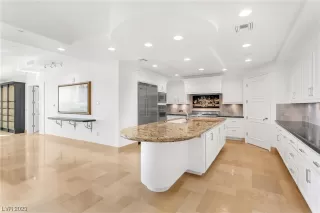 Photo #5: 2480631 Listing