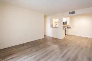 Photo #5: 2480637 Listing