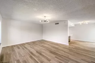 Photo #4: 2480821 Listing