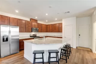 Photo #4: 2480838 Listing 