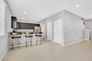 Photo #4: 2481080 Listing