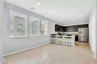 Photo #5: 2481080 Listing