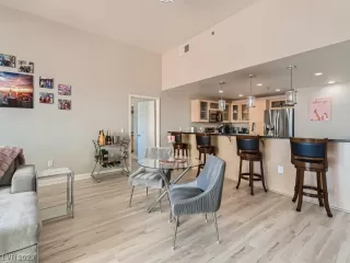 Photo #5: 2481487 Listing