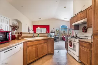 Photo #4: 2481819 Listing