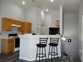 Photo #5: 2481878 Listing