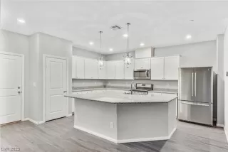 Photo #2: 2481976 Listing