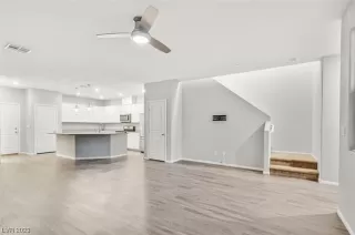 Photo #4: 2481976 Listing