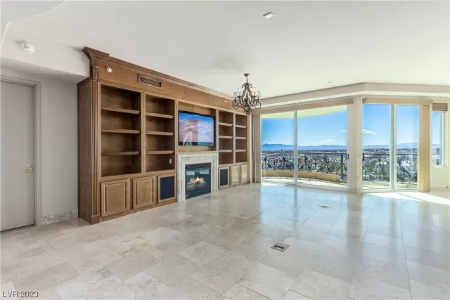 MLS: 2482348 Condo For Sale