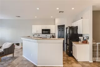 Photo #6: 2482716 Listing