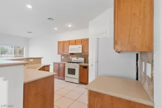 Photo #5: 2482850 Listing