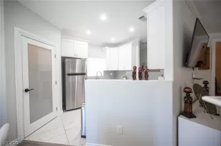 Photo #4: 2483404 Listing