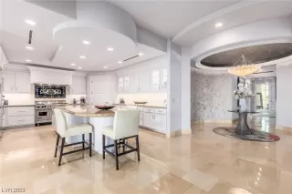 Photo #5: 2483761 Listing