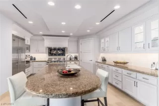 Photo #6: 2483761 Listing