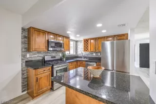 Photo #1: 2484031 Listing 