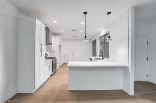 Photo #3: 2484066 Listing