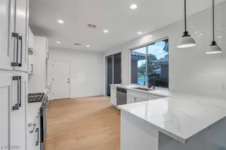 Photo #4: 2484066 Listing