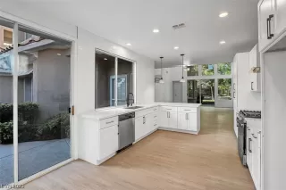 Photo #5: 2484066 Listing