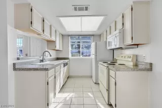 Photo #6: 2484098 Listing