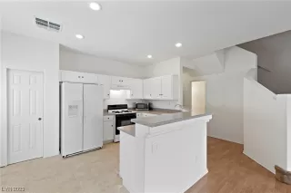 Photo #3: 2484106 Listing