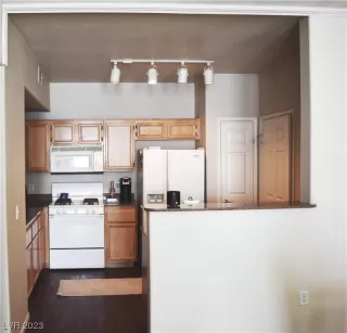 Photo #6: 2484107 Listing