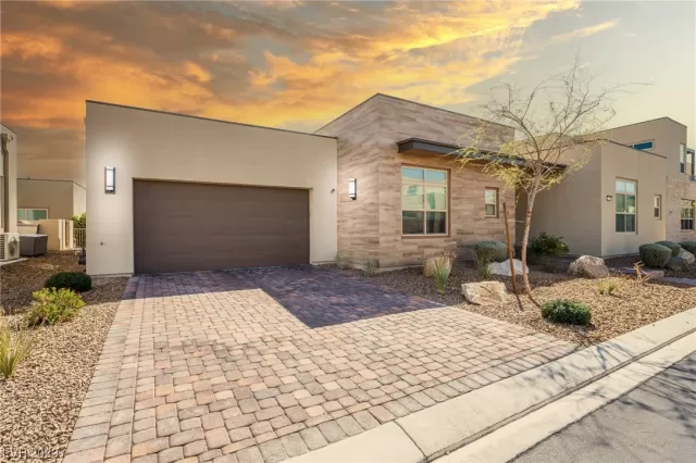 MLS: 2484149 Condo For Sale