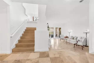 Photo #6: 2484437 Listing