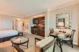 Photo #5: 2484748 Listing