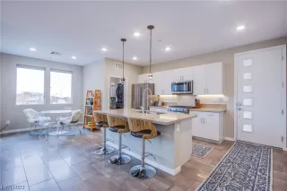 Photo #3: 2484762 Listing