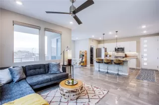 Photo #4: 2484762 Listing