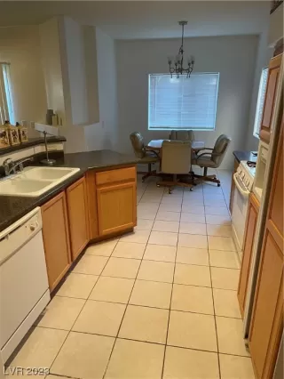 Photo #4: 2484779 Listing