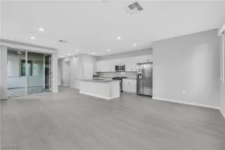 Photo #4: 2484817 Listing