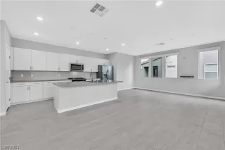 Photo #6: 2484817 Listing