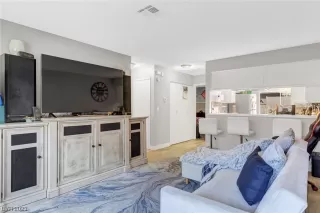 Photo #6: 2484882 Listing