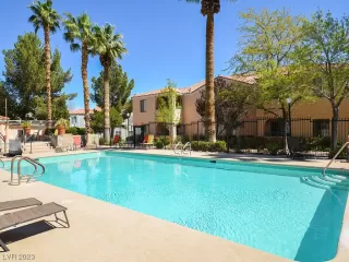 Photo #4: 2484921 Listing