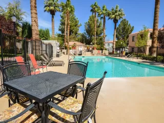 Photo #5: 2484921 Listing